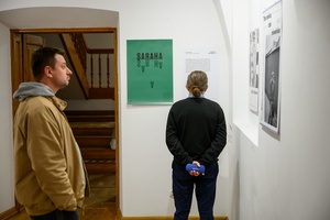 Wystawa: Materia dokumentu - Publiczność oglądająca wystawę.