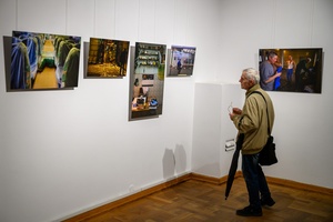 Wystawa: Materia dokumentu - Publiczność oglądająca wystawę.