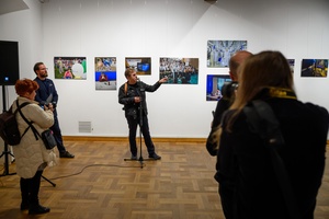 Wystawa: Materia dokumentu - Mariusz Forecki opowiadający o fotografiach, które znajdują się za jego plecami.