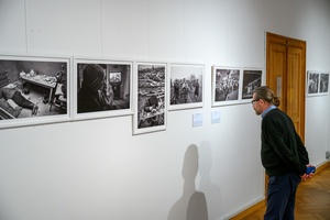 Wystawa: Materia dokumentu - Publiczność oglądająca wystawę.