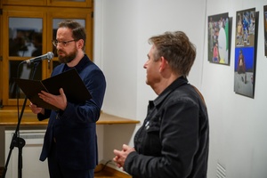 Wystawa: Materia dokumentu - Przemowa podczas otwarcia, na pierwszym planie Mariusz Forecki.