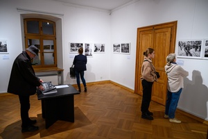 Wystawa: Materia dokumentu - Publiczność oglądająca wystawę.