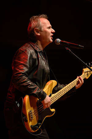 Koncert: 30-lecie S.M.Rock - Scena, występ gości - Paweł Mazur śpiewa i gra na gitarze basowej.