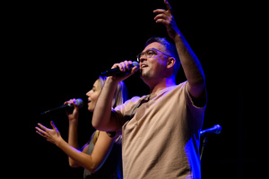 Koncert: 30-lecie S.M.Rock - Scena, występ nauczycieli S.M.Rock - Agnieszka Nazimek i Sławek Ramian śpiewają.