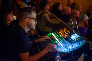 Koncert: 30-lecie S.M.Rock - Realizator dźwięku Leszek Łuszcz podczas koncertu.