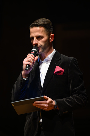 Koncert: 30-lecie S.M.Rock - Konferansjer Sebastian Szafarz otwiera koncert.