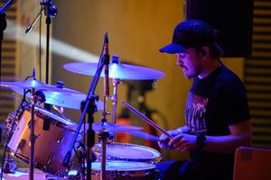 Koncert: 30-lecie S.M.Rock - Scena, występ gości - zespół Wasabi - Gabek Rękas gra na perkusji.