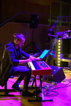 Koncert: 30-lecie S.M.Rock - Scena, występ nauczycieli S.M.Rock - Piotr Niedojadło gra na klawiszach.