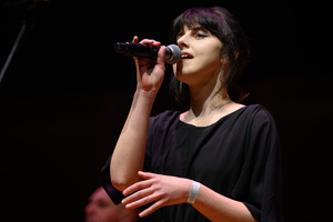 Koncert: 30-lecie S.M.Rock - Scena, występ gości - Ola Kurek śpiewa.