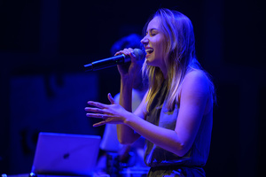 Koncert: 30-lecie S.M.Rock - Scena, występ gości - zespół Wasabi, wokalistka Agnieszka Nazimek.