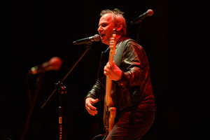 Koncert: 30-lecie S.M.Rock - Scena, występ gości - Paweł Mazur śpiewa i gra na gitarze basowej.