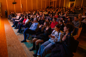 Koncert: 30-lecie S.M.Rock - Widownia, publiczność słucha koncertu.