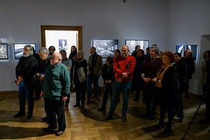 Wystawa: Zamyślniki i inne znaki przestankowe - Publiczność podczas otwarcia wystawy i przemowy Marka Kucharczyka.