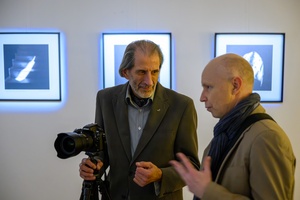 Wystawa: Zamyślniki i inne znaki przestankowe - Autor wystawy Marek Kucharczyk z gościem wernisażu.