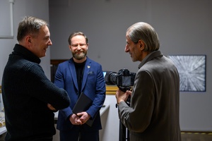 Wystawa: Zamyślniki i inne znaki przestankowe - Na pierwszym planie Tomasz Kapturkiewicz Dyrektor Tarnowskiego Centrum Kultury oraz autor wystawy Marek Kucharczyk.