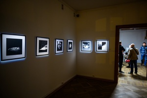 Wystawa: Zamyślniki i inne znaki przestankowe - Na pierwszym planie prace z cyklu "Powidoki", w tle goście wernisażu.