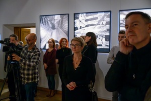 Wystawa: Zamyślniki i inne znaki przestankowe - Publiczność podczas otwarcia wystawy i przemowy Marka Kucharczyka.