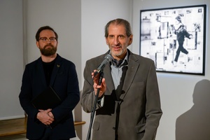 Wystawa: Zamyślniki i inne znaki przestankowe - Marek Kucharczyk podczas przemowy na otwarciu wystawy.