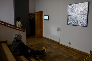 Wystawa: Zamyślniki i inne znaki przestankowe - Publiczność oglądająca fotografie na wystawie.