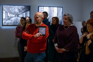 Wystawa: Zamyślniki i inne znaki przestankowe - Publiczność podczas otwarcia wystawy i przemowy Marka Kucharczyka.