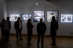 Wystawa: Zamyślniki i inne znaki przestankowe - Publiczność oglądająca fotografie na wystawie.