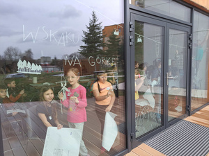 Ferie w Domu Kultury Westerplatte - Na fotografii przedstawione są dzieci uczestniczące w zajęciach integracyjnych, rozwijających umiejętności i kreatywność poprzez zabawę, ruch oraz tworzenie prac plastycznych.