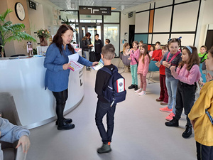 Ferie w Domu Kultury Westerplatte - Na fotografii przedstawione są dzieci uczestniczące w zajęciach integracyjnych, rozwijających umiejętności i kreatywność poprzez zabawę, ruch oraz tworzenie prac plastycznych.