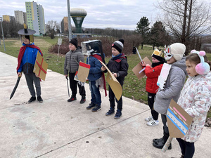 Ferie w Domu Kultury Westerplatte - Na fotografii przedstawione są dzieci uczestniczące w zajęciach integracyjnych, rozwijających umiejętności i kreatywność poprzez zabawę, ruch oraz tworzenie prac plastycznych.
