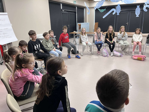 Ferie w Domu Kultury Westerplatte - Na fotografii przedstawione są dzieci uczestniczące w zajęciach integracyjnych, rozwijających umiejętności i kreatywność poprzez zabawę, ruch oraz tworzenie prac plastycznych.