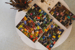 Artystyczne Ferie - tydzień II - Na fotografii uwieczniono grupę uczestników – dzieci, młodzież oraz dorosłych – zaangażowanych w warsztaty tworzenia Artbooków. Widoczne są różnorodne narzędzia, w tym prasa drukarska, z których korzystają pod czujnym okiem prowadzących.