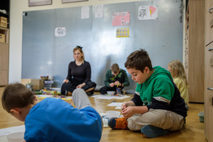 Naukowe Ferie w Pasażu Odkryć - Na zdjęciu przedstawieni są uczestnicy – dzieci i młodzież – zaangażowani w aktywności edukacyjne w różnych pracowniach naukowych, takich jak chemiczna, stolarska, planetarium oraz informatyczna. Widoczne są sceny, gdzie uczą się i przeprowadzają eksperymenty pod nadzorem instruktorów.