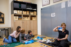 Naukowe Ferie w Pasażu Odkryć - Na zdjęciu przedstawieni są uczestnicy – dzieci i młodzież – zaangażowani w aktywności edukacyjne w różnych pracowniach naukowych, takich jak chemiczna, stolarska, planetarium oraz informatyczna. Widoczne są sceny, gdzie uczą się i przeprowadzają eksperymenty pod nadzorem instruktorów.