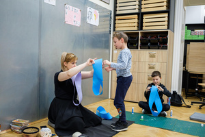 Naukowe Ferie w Pasażu Odkryć - Na zdjęciu przedstawieni są uczestnicy – dzieci i młodzież – zaangażowani w aktywności edukacyjne w różnych pracowniach naukowych, takich jak chemiczna, stolarska, planetarium oraz informatyczna. Widoczne są sceny, gdzie uczą się i przeprowadzają eksperymenty pod nadzorem instruktorów.