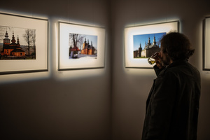 Wernisaże dzień po dniu: Paweł Wadas / Krzysztof Madej - Zdjęcie z otwarcia wystawy w Galerii TCK. Przedstawia uczestników wernisażu, skupionych w oglądaniu prac i rozmowach z autorami. Fotografia ukazuje dynamiczną atmosferę wydarzenia.