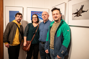 Wernisaże dzień po dniu: Paweł Wadas / Krzysztof Madej - Zdjęcie z otwarcia wystawy w Galerii TCK. Przedstawia uczestników wernisażu, skupionych w oglądaniu prac i rozmowach z autorami. Fotografia ukazuje dynamiczną atmosferę wydarzenia.