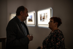 Wernisaże dzień po dniu: Paweł Wadas / Krzysztof Madej - Zdjęcie z otwarcia wystawy w Galerii TCK. Przedstawia uczestników wernisażu, skupionych w oglądaniu prac i rozmowach z autorami. Fotografia ukazuje dynamiczną atmosferę wydarzenia.