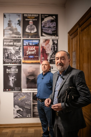 Wernisaże dzień po dniu: Paweł Wadas / Krzysztof Madej - Zdjęcie z otwarcia wystawy w Galerii TCK. Przedstawia uczestników wernisażu, skupionych w oglądaniu prac i rozmowach z autorami. Fotografia ukazuje dynamiczną atmosferę wydarzenia.