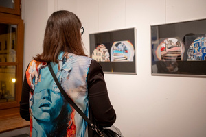 Wernisaże dzień po dniu: Jan Pękala / Mateusz Kolano - Zdjęcie z otwarcia wystawy w Galerii TCK. Przedstawia uczestników wernisażu, skupionych w oglądaniu prac i rozmowach z autorami. Fotografia ukazuje dynamiczną atmosferę wydarzenia.