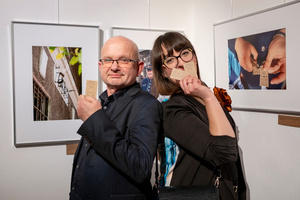 Wernisaże dzień po dniu: Jan Pękala / Mateusz Kolano - Zdjęcie z otwarcia wystawy w Galerii TCK. Przedstawia uczestników wernisażu, skupionych w oglądaniu prac i rozmowach z autorami. Fotografia ukazuje dynamiczną atmosferę wydarzenia.