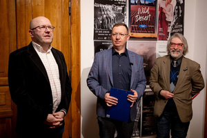 Wernisaże dzień po dniu: Jan Pękala / Mateusz Kolano - Zdjęcie z otwarcia wystawy w Galerii TCK. Przedstawia uczestników wernisażu, skupionych w oglądaniu prac i rozmowach z autorami. Fotografia ukazuje dynamiczną atmosferę wydarzenia.