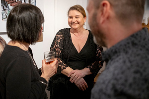 Wernisaże dzień po dniu: Jan Pękala / Mateusz Kolano - Zdjęcie z otwarcia wystawy w Galerii TCK. Przedstawia uczestników wernisażu, skupionych w oglądaniu prac i rozmowach z autorami. Fotografia ukazuje dynamiczną atmosferę wydarzenia.