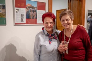 Wernisaże dzień po dniu: Jan Pękala / Mateusz Kolano - Zdjęcie z otwarcia wystawy w Galerii TCK. Przedstawia uczestników wernisażu, skupionych w oglądaniu prac i rozmowach z autorami. Fotografia ukazuje dynamiczną atmosferę wydarzenia.