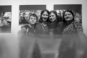 Wernisaże dzień po dniu: Jan Pękala / Mateusz Kolano - Zdjęcie z otwarcia wystawy w Galerii TCK. Przedstawia uczestników wernisażu, skupionych w oglądaniu prac i rozmowach z autorami. Fotografia ukazuje dynamiczną atmosferę wydarzenia.