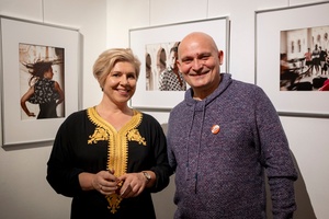 Wernisaże dzień po dniu: Elżbieta i Bogdan Litwora / Wiesław Leżanka - Zdjęcie z otwarcia wystawy w Galerii TCK. Przedstawia uczestników wernisażu, skupionych w oglądaniu prac i rozmowach z autorami. Fotografia ukazuje dynamiczną atmosferę wydarzenia.