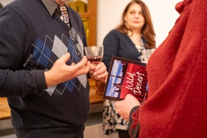 Wernisaże dzień po dniu: Elżbieta i Bogdan Litwora / Wiesław Leżanka - Zdjęcie z otwarcia wystawy w Galerii TCK. Przedstawia uczestników wernisażu, skupionych w oglądaniu prac i rozmowach z autorami. Fotografia ukazuje dynamiczną atmosferę wydarzenia.