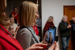 Wernisaże dzień po dniu: Elżbieta i Bogdan Litwora / Wiesław Leżanka - Zdjęcie z otwarcia wystawy w Galerii TCK. Przedstawia uczestników wernisażu, skupionych w oglądaniu prac i rozmowach z autorami. Fotografia ukazuje dynamiczną atmosferę wydarzenia.