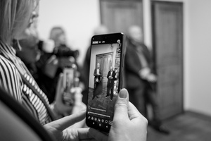 Wernisaże dzień po dniu: Elżbieta i Bogdan Litwora / Wiesław Leżanka - Zdjęcie z otwarcia wystawy w Galerii TCK. Przedstawia uczestników wernisażu, skupionych w oglądaniu prac i rozmowach z autorami. Fotografia ukazuje dynamiczną atmosferę wydarzenia.