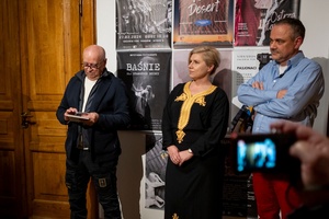 Wernisaże dzień po dniu: Elżbieta i Bogdan Litwora / Wiesław Leżanka - Zdjęcie z otwarcia wystawy w Galerii TCK. Przedstawia uczestników wernisażu, skupionych w oglądaniu prac i rozmowach z autorami. Fotografia ukazuje dynamiczną atmosferę wydarzenia.