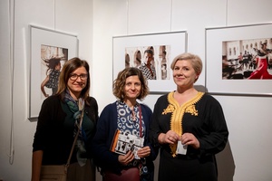 Wernisaże dzień po dniu: Elżbieta i Bogdan Litwora / Wiesław Leżanka - Zdjęcie z otwarcia wystawy w Galerii TCK. Przedstawia uczestników wernisażu, skupionych w oglądaniu prac i rozmowach z autorami. Fotografia ukazuje dynamiczną atmosferę wydarzenia.