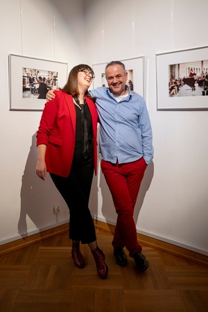 Wernisaże dzień po dniu: Elżbieta i Bogdan Litwora / Wiesław Leżanka - Zdjęcie z otwarcia wystawy w Galerii TCK. Przedstawia uczestników wernisażu, skupionych w oglądaniu prac i rozmowach z autorami. Fotografia ukazuje dynamiczną atmosferę wydarzenia.